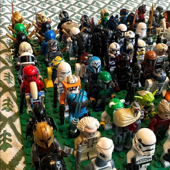 LEGO Minifigure Assortment and Base Plates - Picture 10 of 10